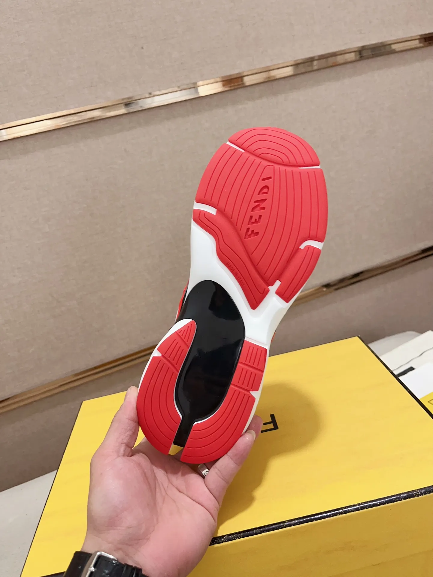 Men's shoes💰: 760💰(Higher version) [Fendi] Fendi's latest casual shoes for men! Available at counters simultaneously! A one-to-one replica of the original. Made entirely of imported top-grain calfskin, the interior is made of top-grain water-dyed cowhide, and the original factory-supplied rubber outsole. Leading new fashion concepts. Matching code: 39-44. 38.45 can be customized and cannot be returned or exchanged!